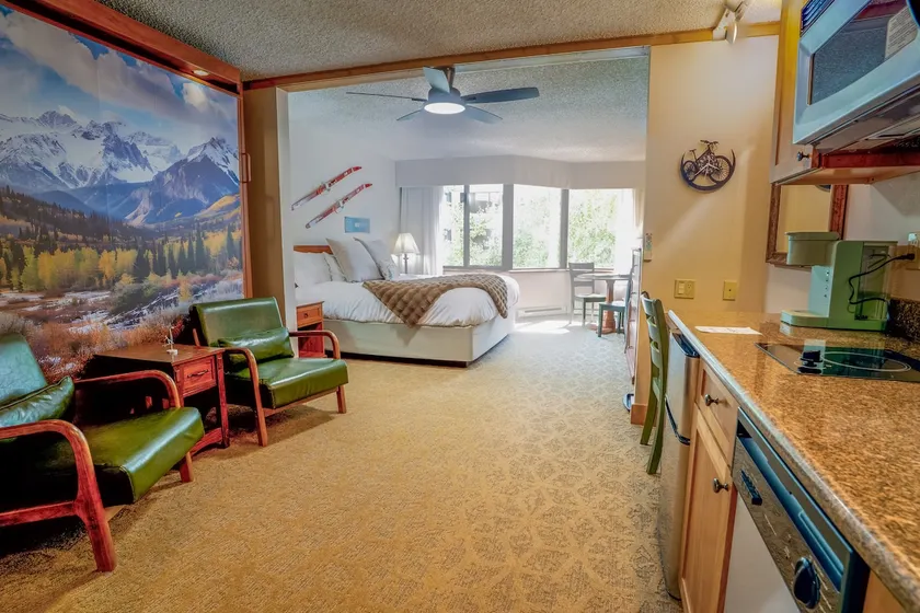 2 King Bed Condo with Pool/Hot tub, Walk to Lifts - Image 1