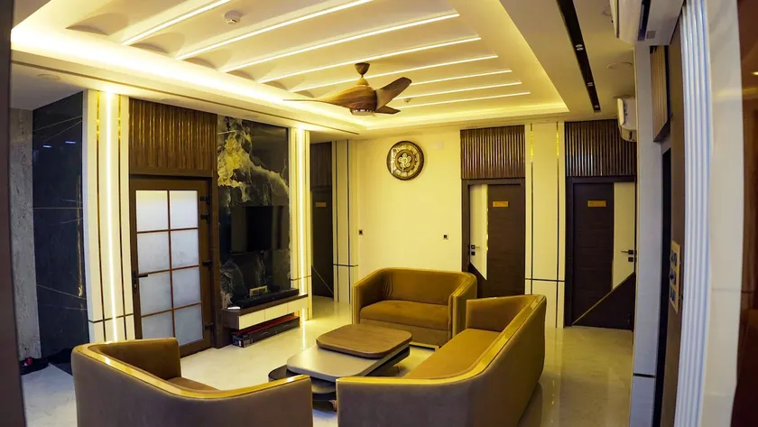 5BHK Flat near salt lake PNB - Image 1