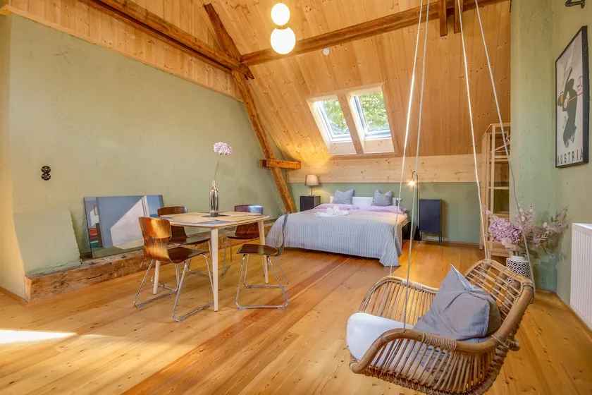 CityLoft: Swing chair & stars /Netflix /washing machine. - Image 1