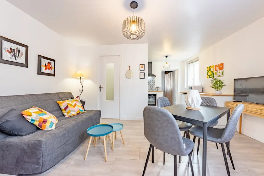 Cozy, renovated & bright apartment • Downtown within walking distance - Image 1