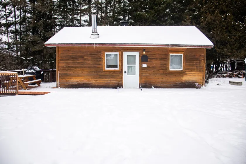 Saule | 2BR Lakefront Chalet, Gracefield - Image 1