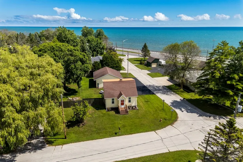 Charming Retreat by Lake Michigan! Jessie Street - Image 1