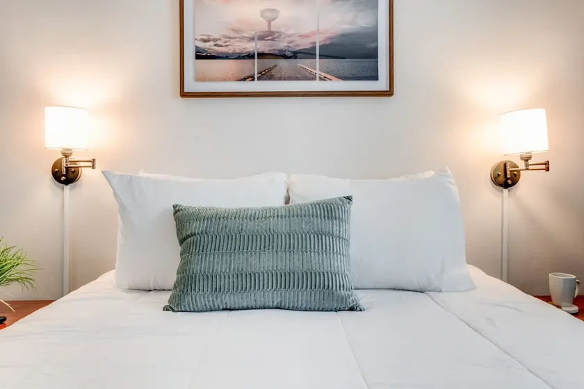 Beachside Retreat: 2BR Luxury Condo | King Bed - Image 1