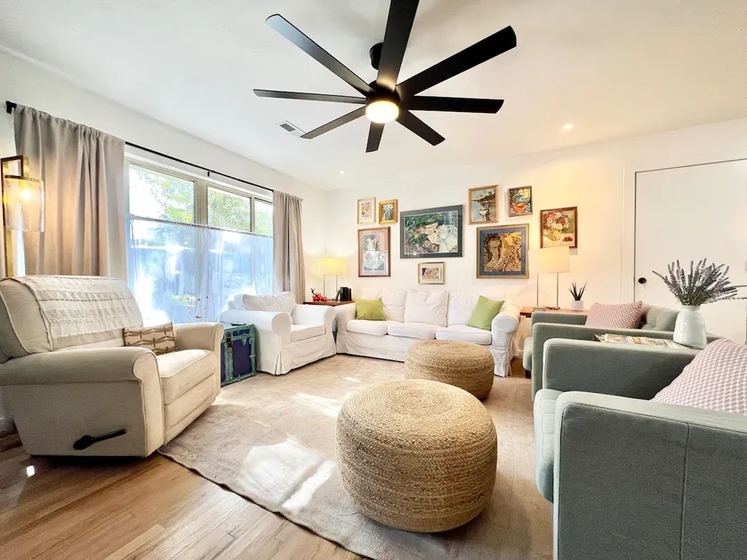 Artsy Fairhope Bay Bungalow, Walk to Bay/Downtown - Image 1