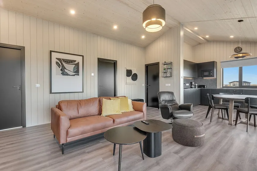 Cozy 3BR Family Home with Hot Tub & Scenic Views - Image 1