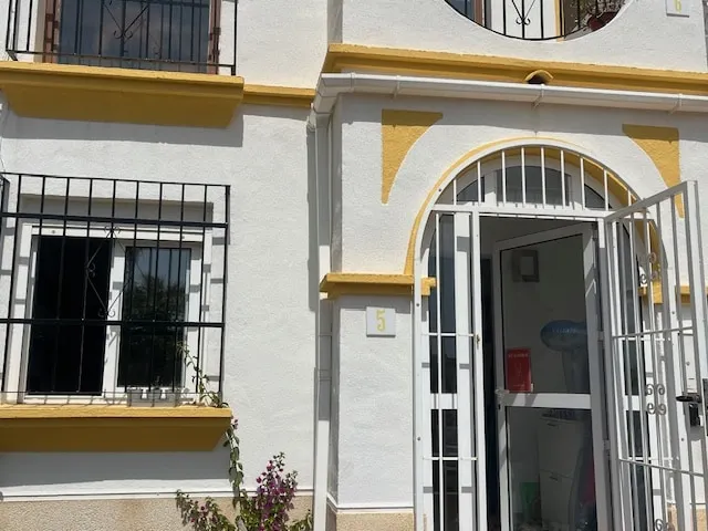 Beautiful renovated apartment -access to 4 pools - Image 1