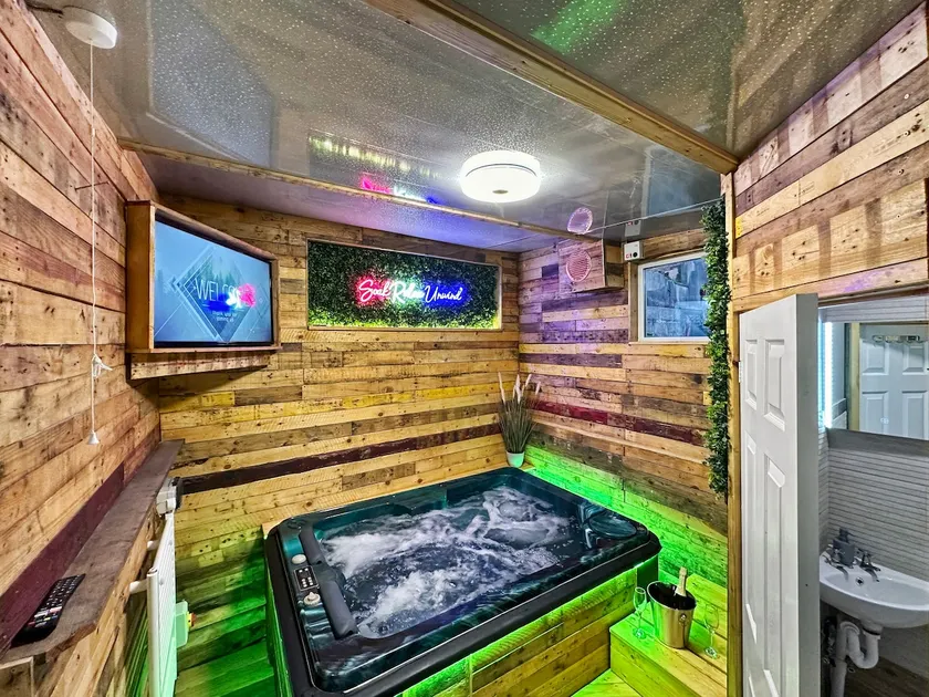 Kinky Kabin w Hot Tub, Sauna and Rooftop Garden - Image 1