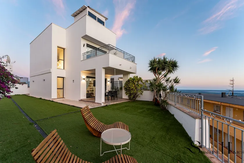 Luxury townhouse with rooftop sauna & Jacuzzi - Image 1