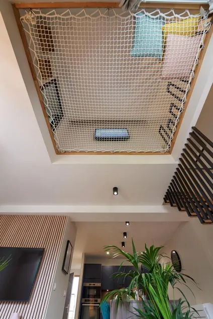 Hanging Net – Unusual, Faron View, Garage, Air Conditioning - Image 1
