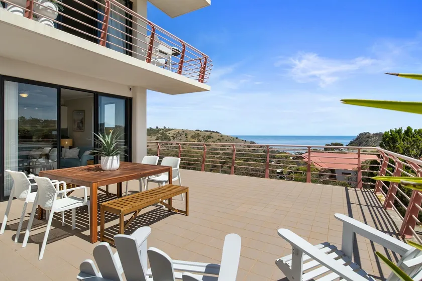Coastal 2 bed apartment with pool and scenic views - Image 1
