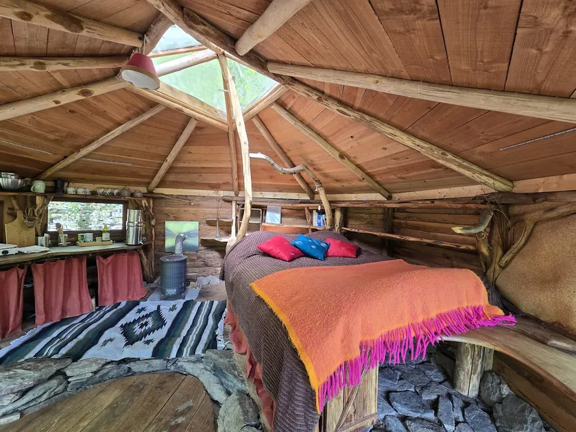 Small cabin in the woods - Image 1