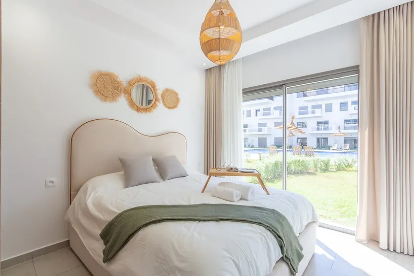 Luxurious ground floor with pool and garden - Image 1