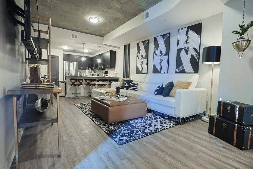 The Luxe Retreat Highrise w/great views - Image 1