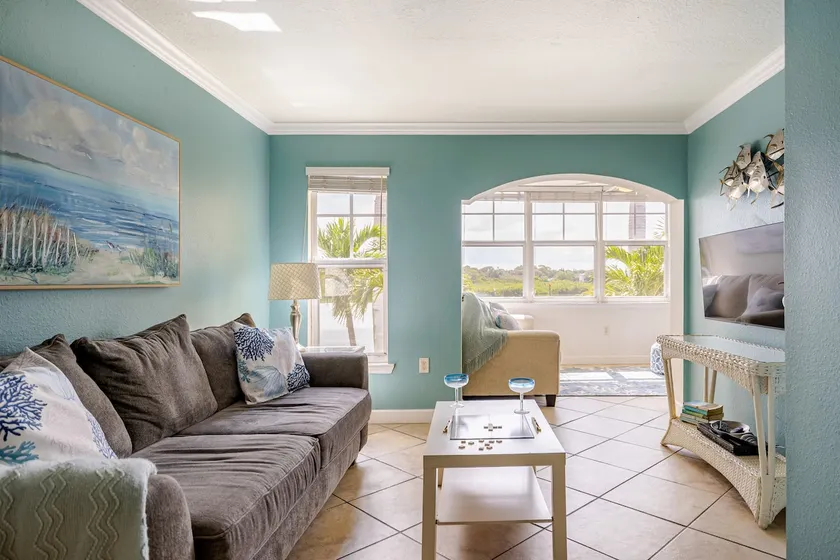 Private beach access with water & heated pool - Image 1