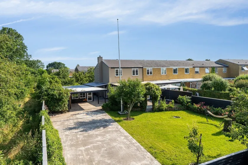 This is a totally renovated house - Image 1