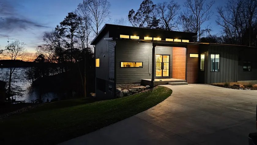 Stylish and Modern Lakefront House, Dog Friendly - Image 1