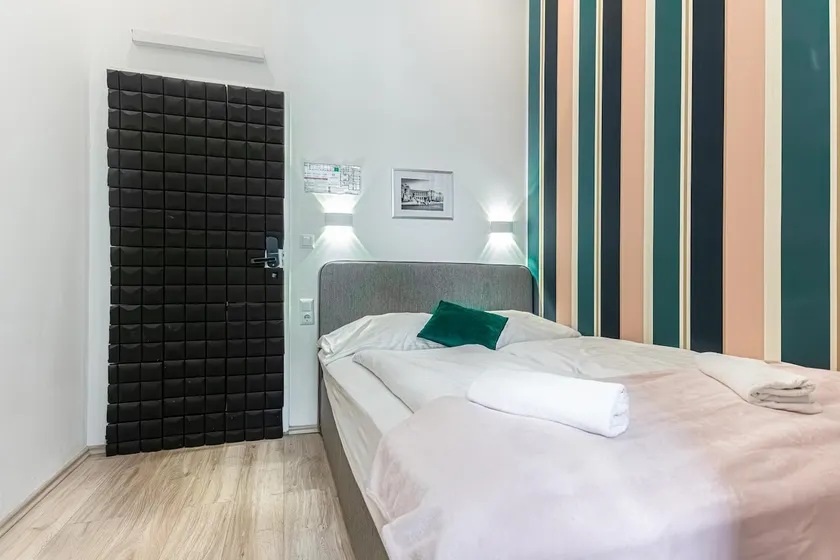 Cozy Double Room w/ Yardview - Perfect Shopping - Image 1