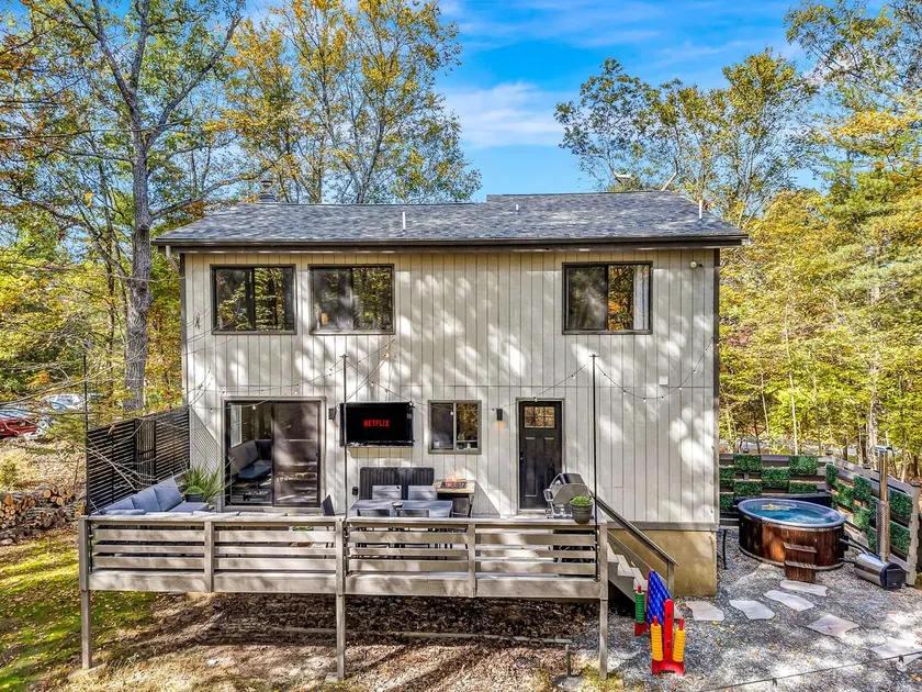 Bushkill Bliss w/ Hot tub near Falls & Shawnee - Image 1
