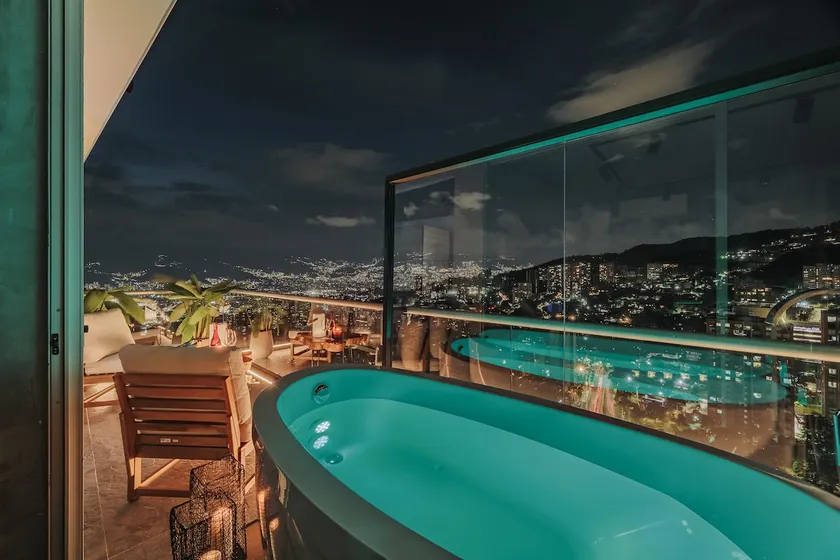 Luxury 26th Penthouse w/Stunning Private Tub Views - Image 1