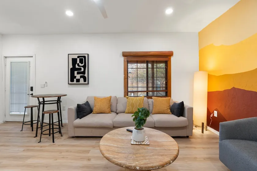The Sunset Apt. | Unit 4 | Pickleball | 6 Guests - Image 1