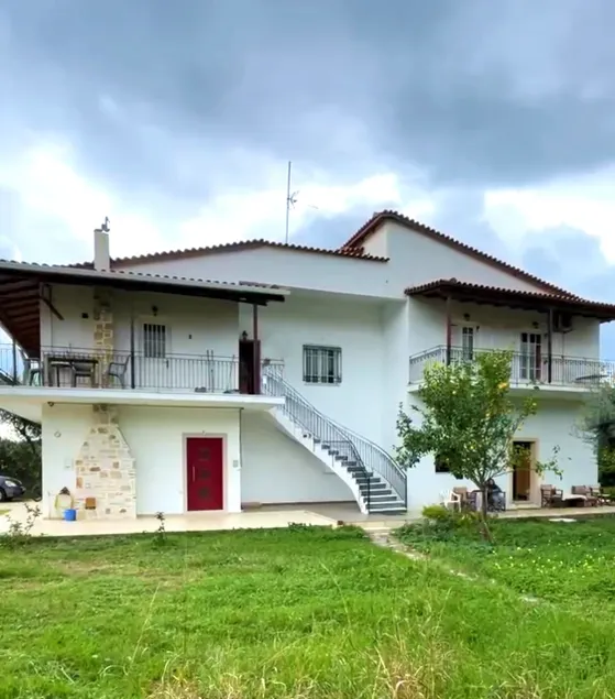 Nana's Luxury House - Image 1