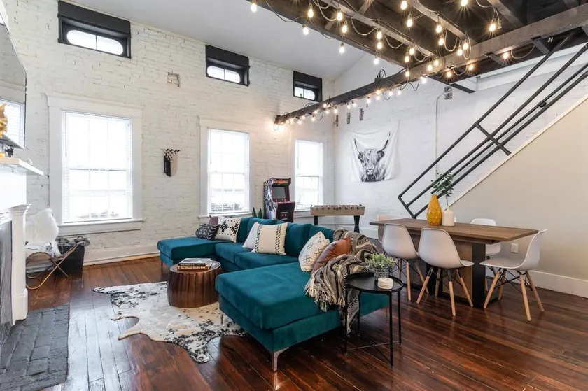 Sleeps 11 • Historic yet Modern • Walk to All - Image 1