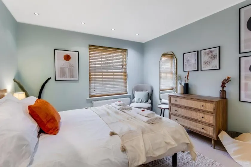 City flat in lovely Canterbury parking available - Image 1