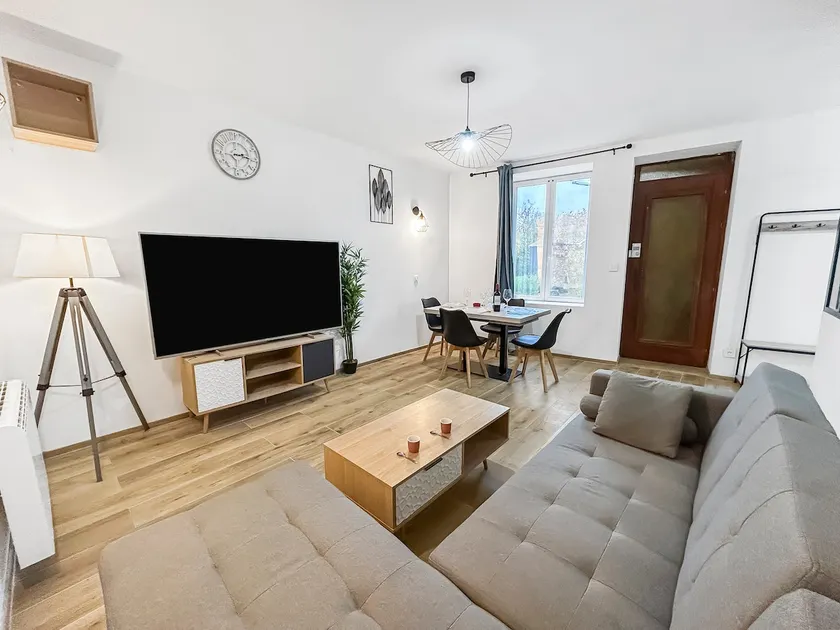Bright house with canopy & large screen - Image 1