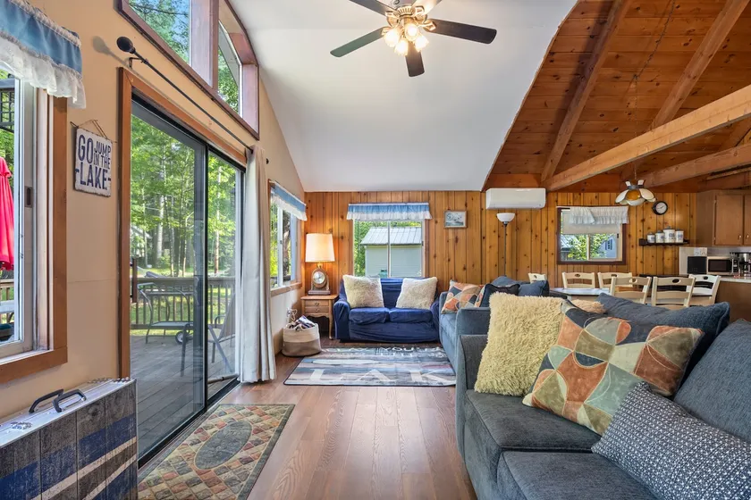 Cozy Lake Cabin with Jacuzzi Tub - Image 1