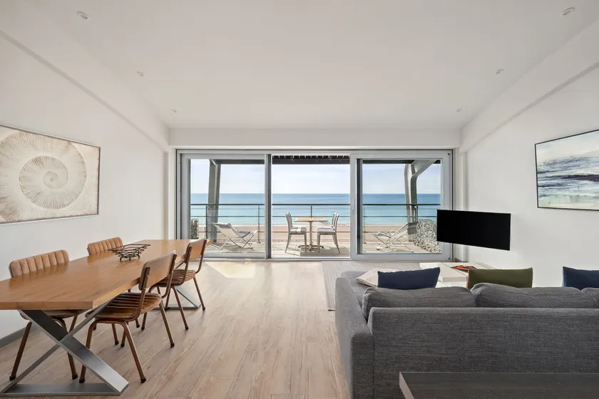 Lancing beach apartment. - Image 1