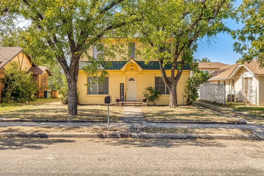 Charming Vintage Retreat: Spacious Stay for 15! - Image 1