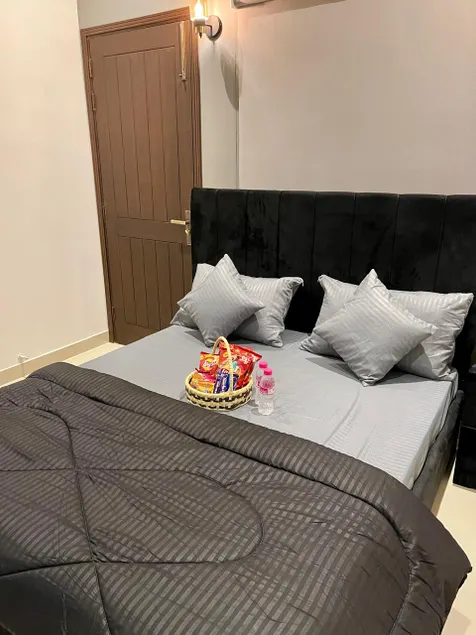 Solo Suite One Bedroom Retreat in DHA Karachi - Image 1