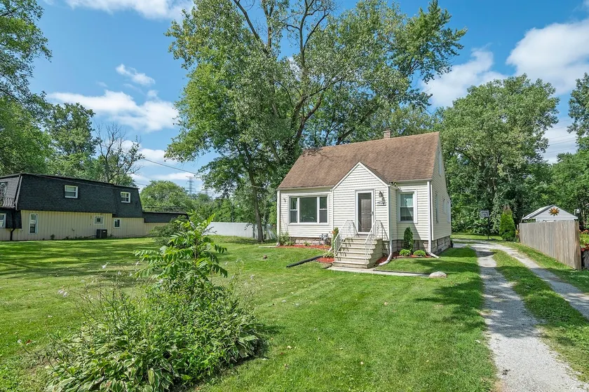Cozy 3BR Home Near Chicago - Image 1