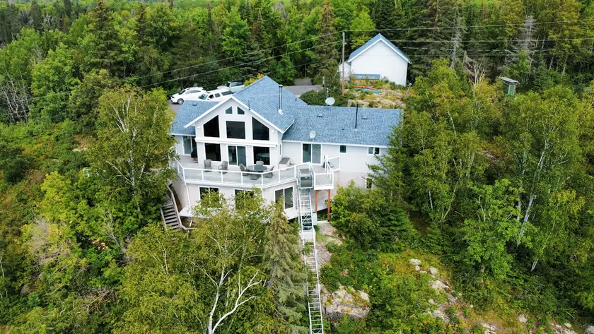 Stunning Cabin with hot tub on LOTW 10 min to Town - Image 1