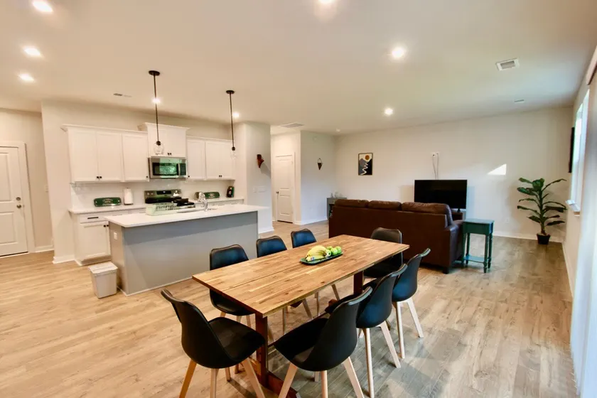 Brand-new 4-bedroom house - convenient location - Image 1