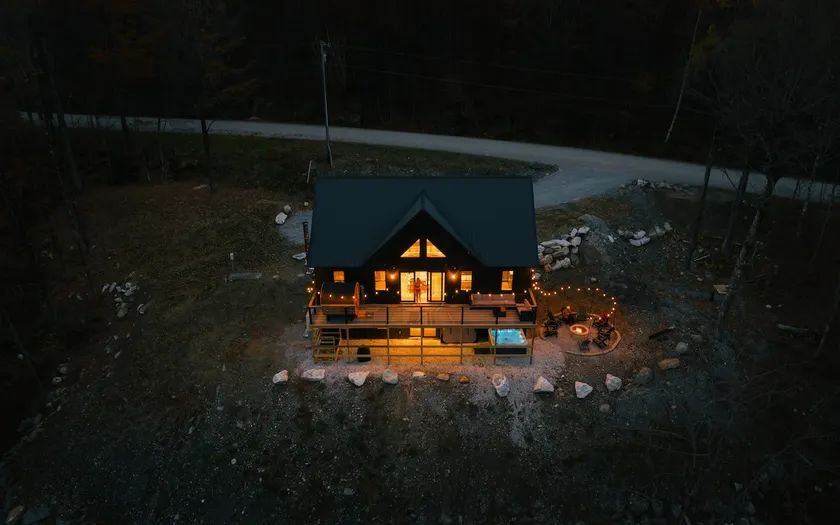 New Luxury Cabin-Sauna, Hot Tub, Arcade, King Beds - Image 1