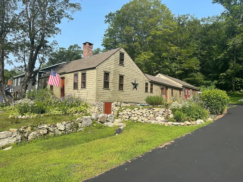 Historic 1780 Cape in Meredith Village near Lakes - Image 1