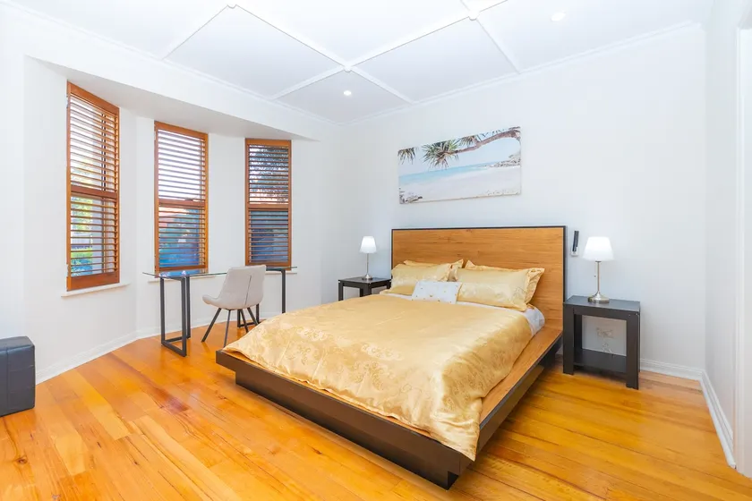 Glenelg House Modern 5QBed,1cot,3Bth, 4TV,FastWIFI - Image 1