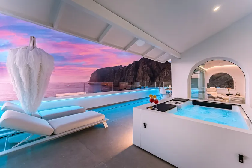 Blue Haven - Ocean View Penthouse with private jacuzzi and community pool - Image 1