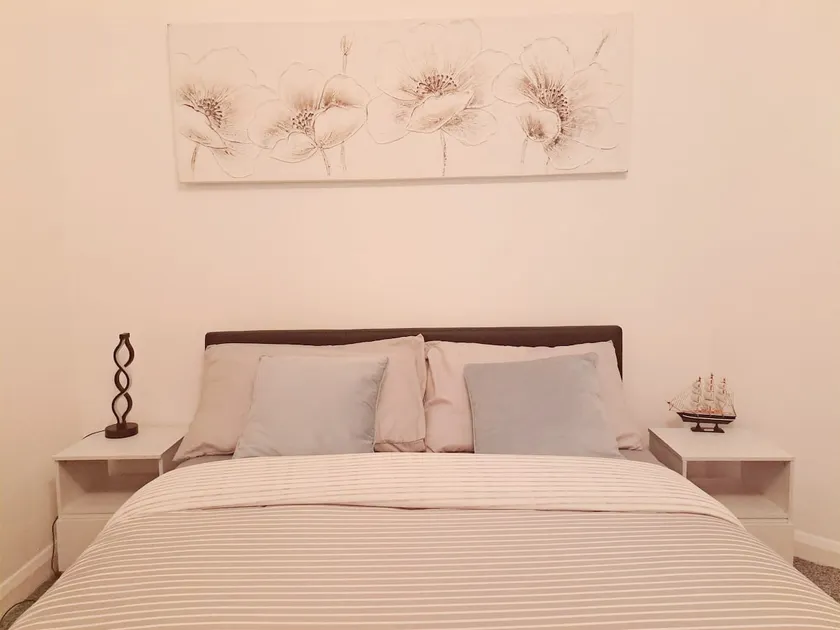 Cozy 2BR Home Leeds Free Parking & Wifi Pets Welcome - Image 1