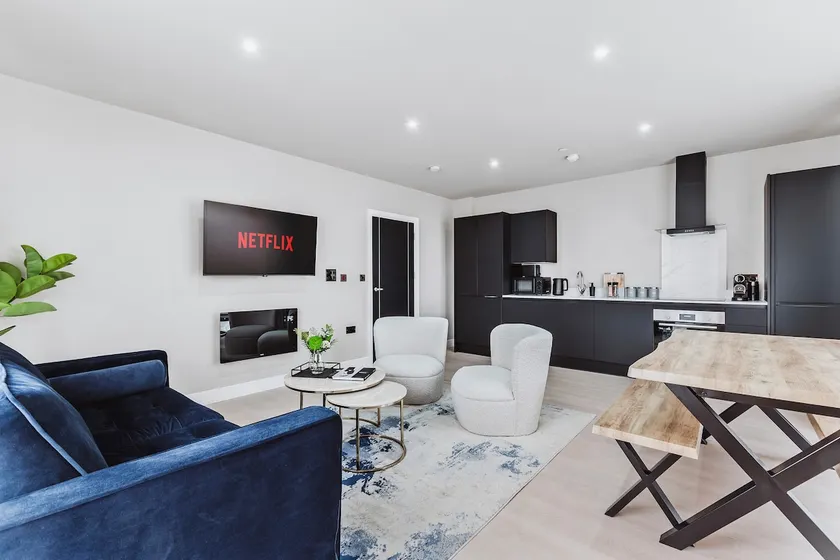Stylish new-build, FREE parking, 10 minutes to NEC & BHX airport - Image 1