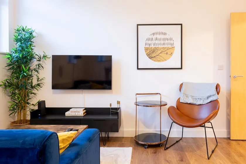 Modern 2- Bedroom Apartment in Central Redhill! - Image 1