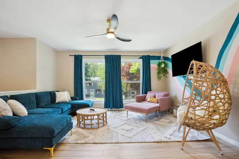 Sleeps 10 | Walk to Kinnick | Game Room | Spacious - Image 1
