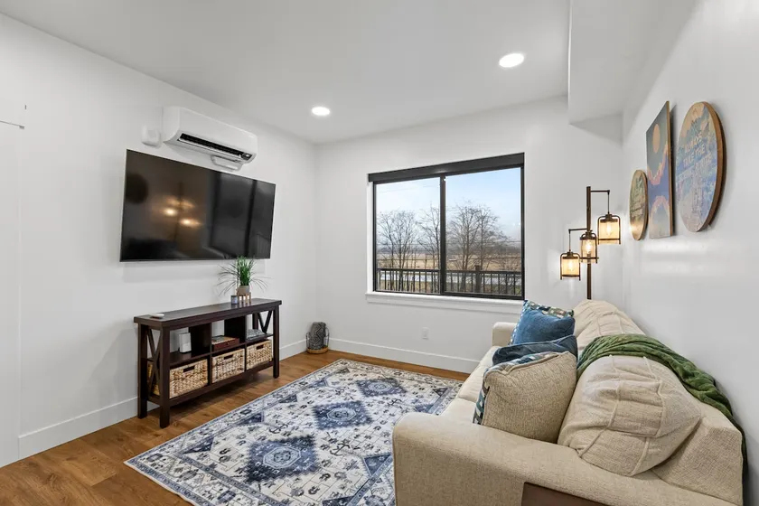 New 2 bed condo w/AC, 5 min from airport 102 - Image 1