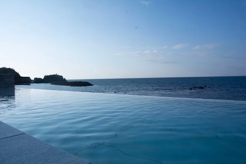 A house with a pool and sauna where you can become one with the sea - Image 1