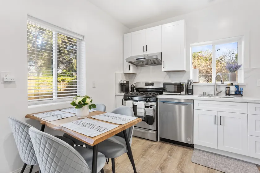 Stylish 3 Beds House|Remodel + Yard+ Pet friendly| - Image 1