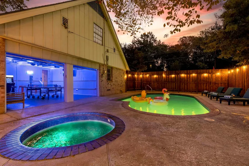 Lux 4BR 2.5BA /Pool/Hot Tub/Game Room/Bishop Arts - Image 1