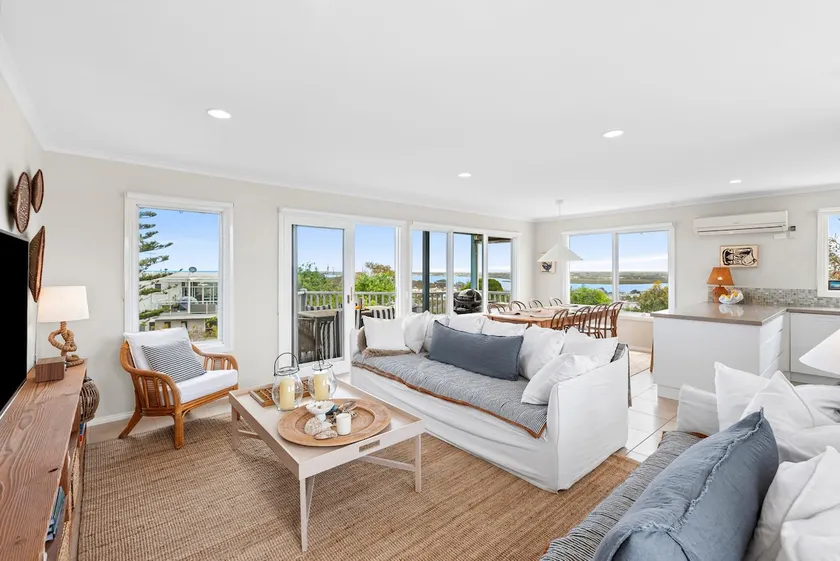 Tyntynder Coastal Beach House with Panoramic Views and Stunning Sunsets - Image 1