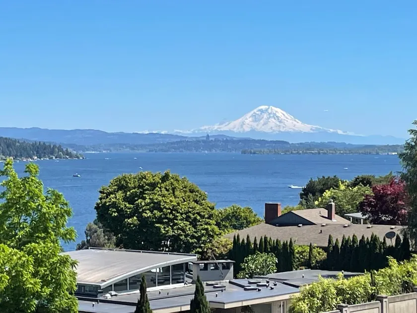 Mt Rainier & Lake Views | Seattle Mid-Century - Image 1