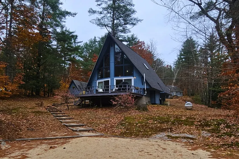 Cozy Lakeside Cabin • Near Cranmore Ski Resort - Image 1